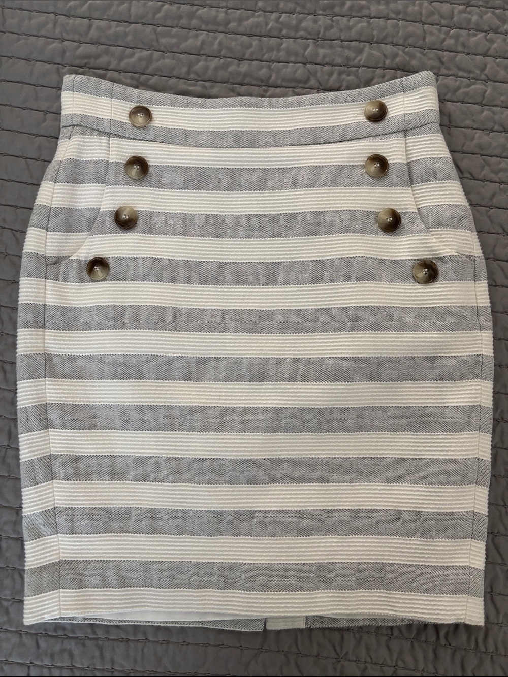 LOFT Gray & White Textured Striped Pencil Skirt with Button Detail, EUC, 0P